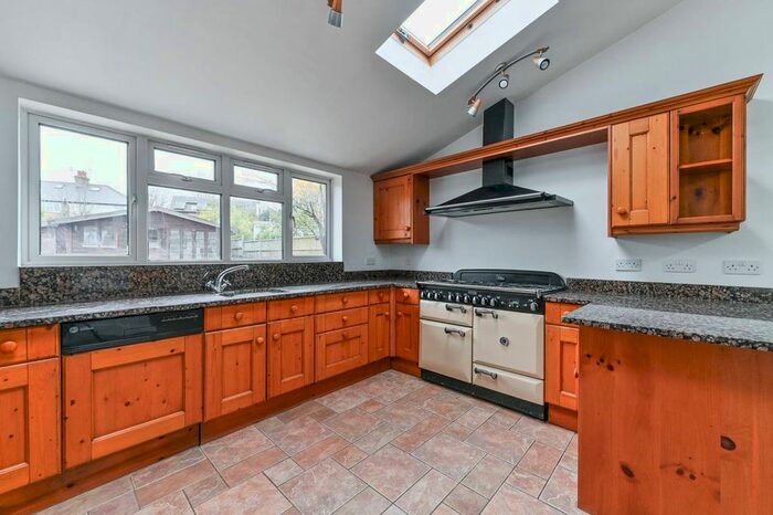 5 Bedroom Detached House To Rent In Cotswold Road, Sutton, SM2