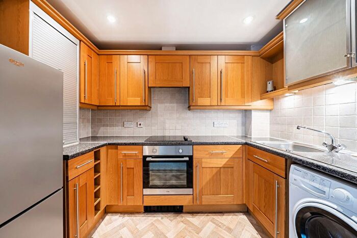 2 Bedroom Flat For Sale In Mercer Close, Larkfield, ME20