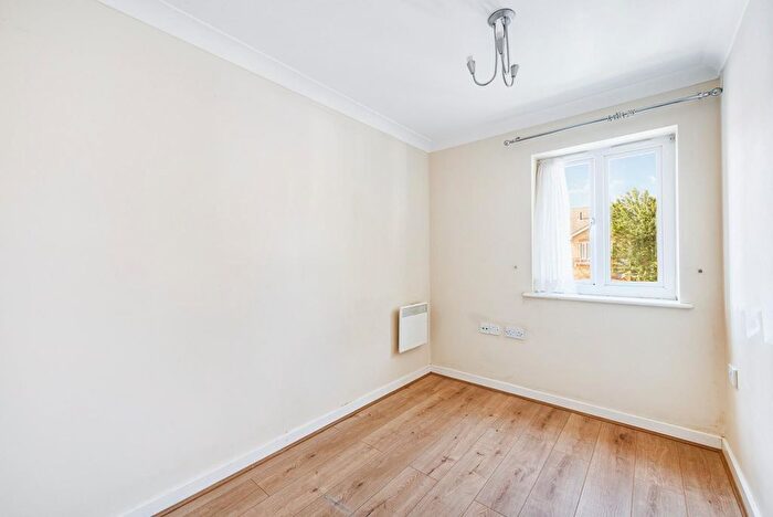 2 Bedroom Flat For Sale In Dominion Close, Hounslow, TW3