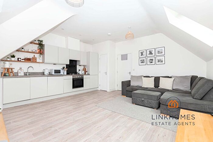 2 Bedroom Flat For Sale In Charminster Road, Bournemouth, BH8
