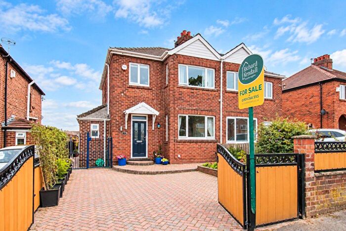 3 Bedroom Semi Detached House For Sale In Queens Drive, Ossett, WF5