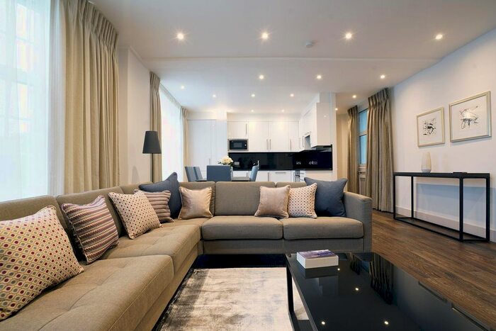 2 Bedroom Flat To Rent In Warwick Gardens, London, Uk, W14