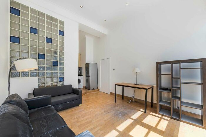 2 Bedroom Flat To Rent In St John`S Street, Clerkenwell, EC1V