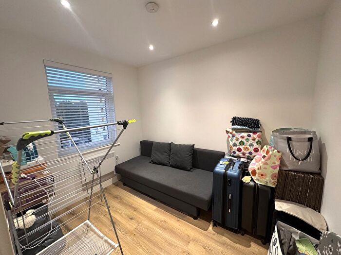 2 Bedroom Flat To Rent In Commercial Road, London, E1