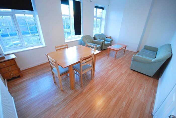 3 Bedroom Flat To Rent In Western Avenue, Acton, London, W3
