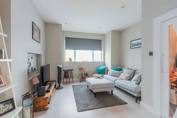 2 Bedroom Flat To Rent In Archway Road, Highgate, London, N6