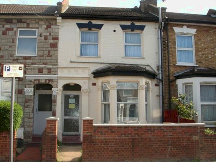 Studio To Rent In Buckingham Road, Willesden Junction, NW10