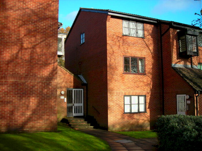 2 Bedroom Flat To Rent In Gladbeck Way, Enfield, EN2