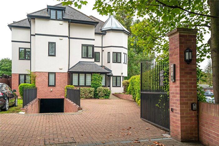 3 Bedroom Flat For Sale In High Road, Chigwell, Essex, IG7