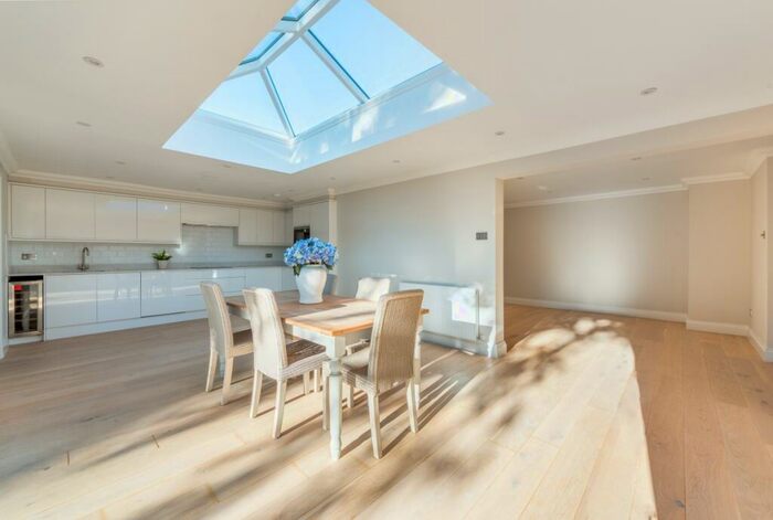 4 Bedroom Bungalow To Rent In Cedar Drive Fleet, GU51