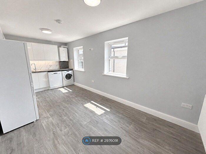 2 Bedroom Flat To Rent In Pitt Road, Bristol, BS7