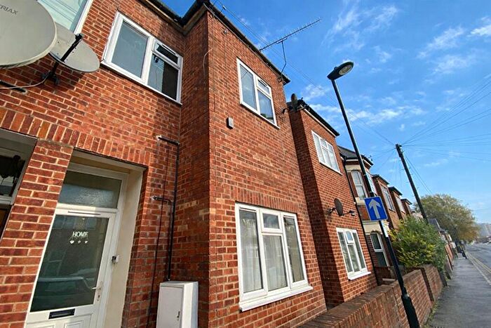 2 Bedroom Flat To Rent In Clovelly Road, SO14