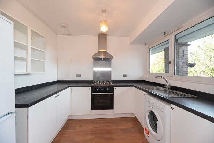 3 Bedroom Property To Rent In Arnal Crescent, London, SW18
