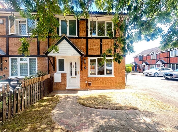 3 Bedroom End Of Terrace House To Rent In Farmbrook, Luton, Bedfordshire, LU2