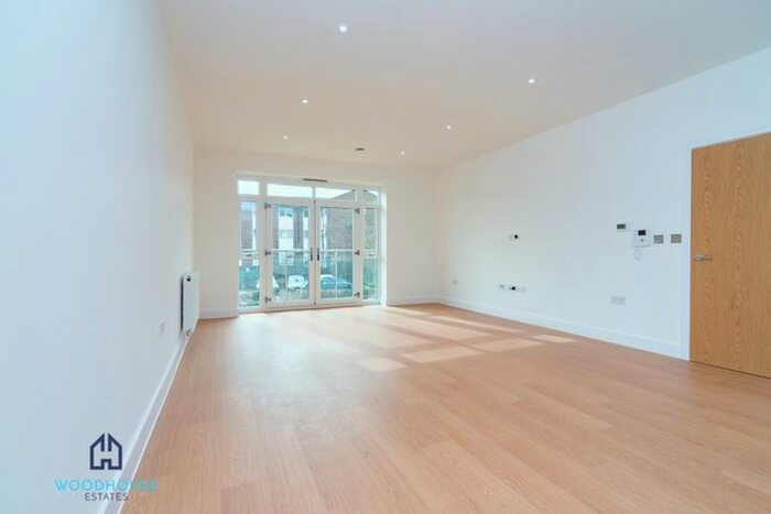 2 Bedroom Flat To Rent In Station Road, Potters Bar, EN6