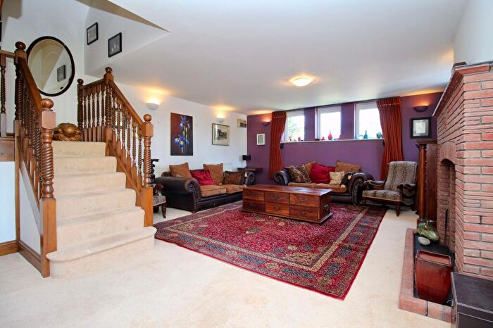 4 Bedroom Link Detached House For Sale In High Street, Botley, SO30