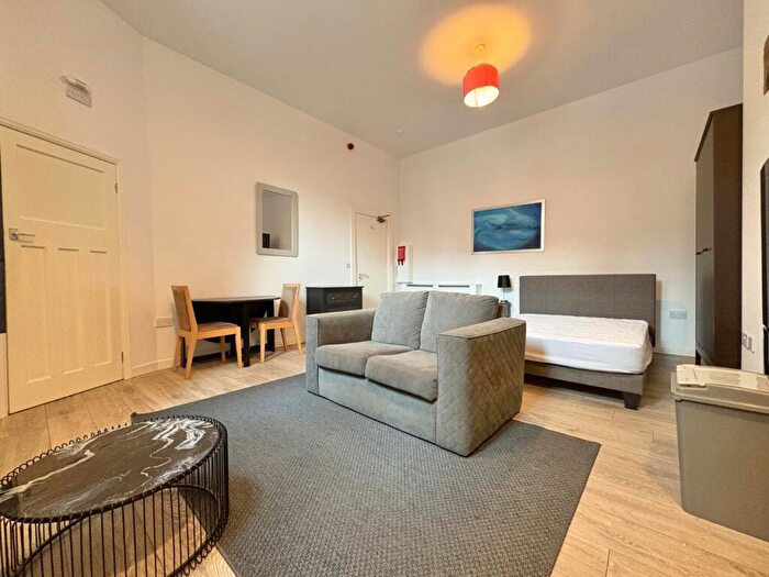 Flat To Rent In Kelso Road, Hyde Park, Leeds, LS2