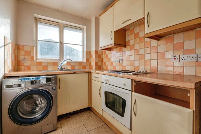 2 Bedroom Flat For Sale In Dock Road, Tilbury, RM18