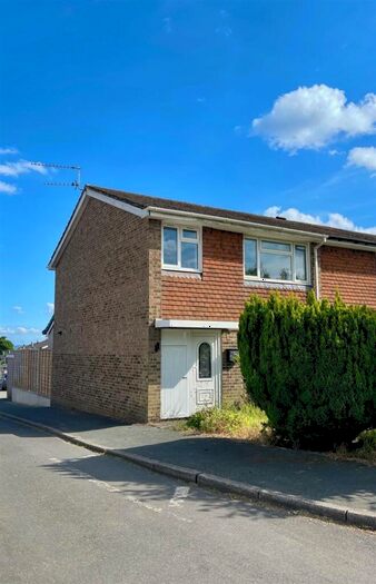 3 Bedroom End Of Terrace House To Rent In Barrie Road, Farnham, GU9