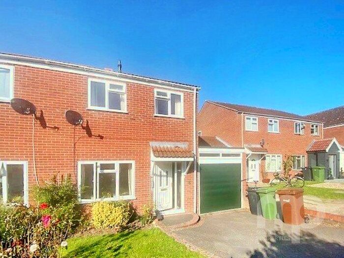 3 Bedroom Semi-Detached House For Sale In Pheasant Close Mulbarton, NR14