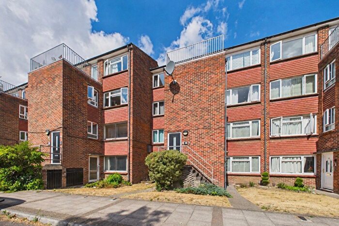 2 Bedroom Maisonette For Sale In Elms Road, Wokingham, Berkshire, RG40