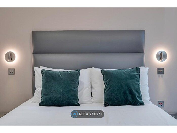 3 Bedroom Flat To Rent In Fitzjohn's Ave, London, NW3