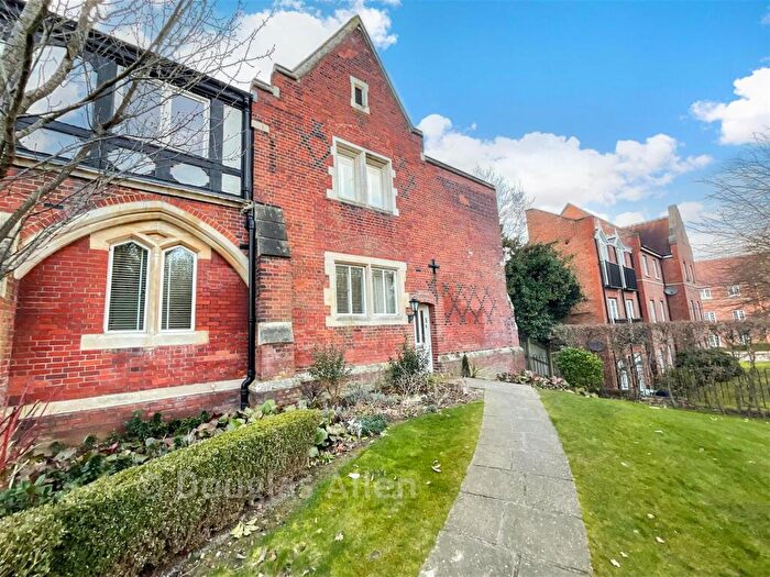 3 Bedroom Ground Maisonette For Sale In The Galleries, Brentwood, Essex, CM14