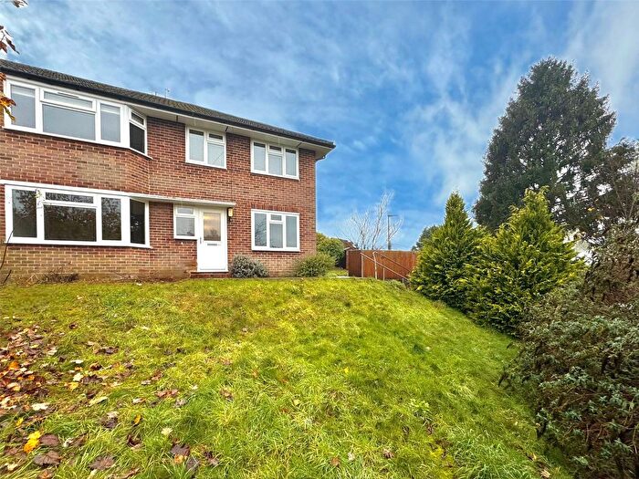2 Bedroom Flat To Rent In Thurbans Road, Farnham, Surrey, GU9