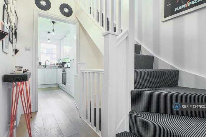 2 Bedroom Flat To Rent In Elfindale Road, Herne Hill, SE24