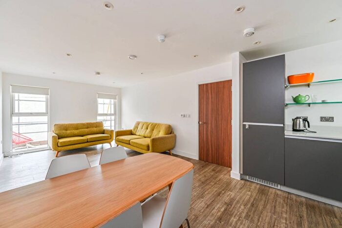 2 Bedroom Flat To Rent In Clapham Road, Oval, London, SW9