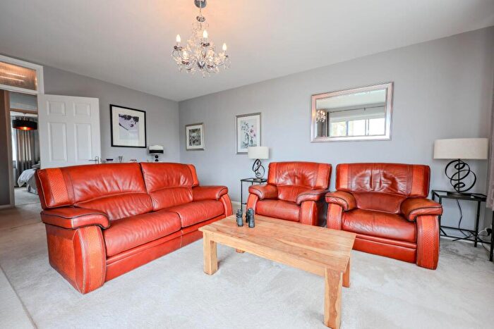 2 Bedroom Flat For Sale In Eastern Esplanade, Thorpe Bay, Southend-On-Sea, SS1