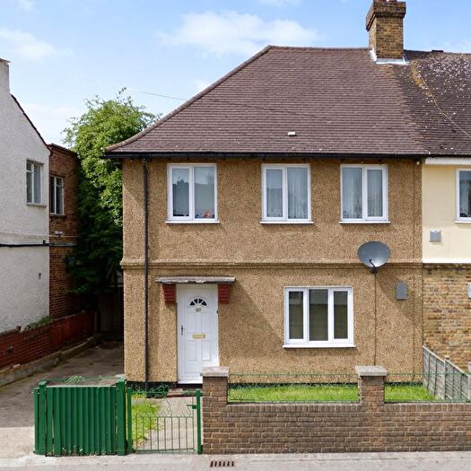 Studio To Rent In Falling Lane, Yiewsley, West Drayton, UB7