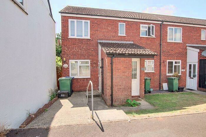 2 Bedroom Flat To Rent In Wood Lane, Chippenham, SN15