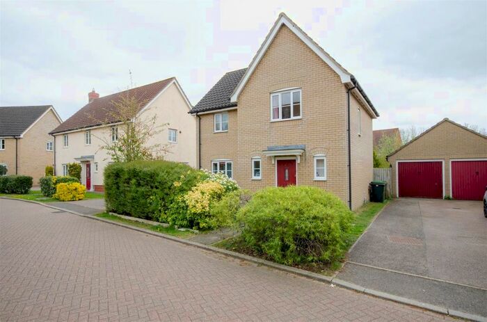 3 Bedroom Detached House For Sale In Pennycress Drive, Wymondham, NR18