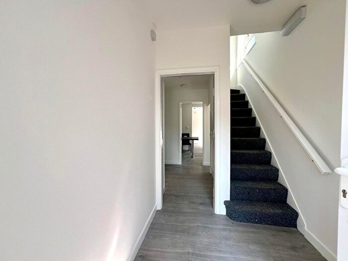 6 Bedroom Semi-Detached House To Rent In Fairfields Close, London, NW9