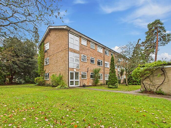 2 Bedroom Flat For Sale In Brockley Combe, Weybridge, KT13