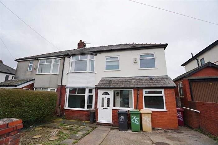 4 Bedroom Semi Detached House For Sale In Sefton Lane, Horwich, Bolton, BL6