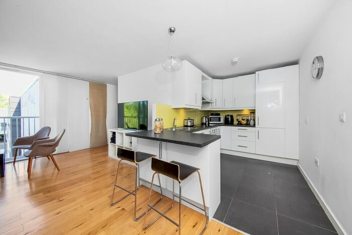 3 Bedroom Flat To Rent In Borland Road, Nunhead, London, SE15