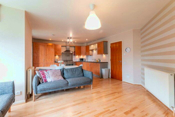 3 Bedroom Flat To Rent In T &#; Portland Gardens, Edinburgh, EH6