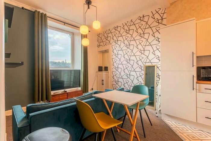 2 Bedroom Flat To Rent In Albert Street, Edinburgh, EH7