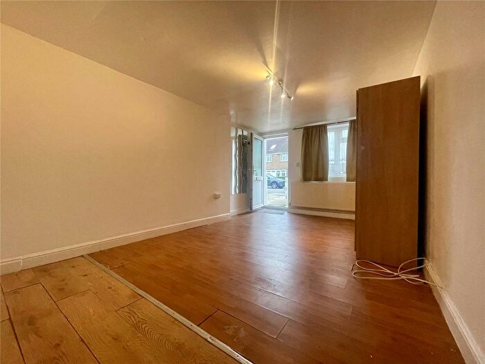 Studio To Rent In Pinkwell Lane, Middlesex, UB3