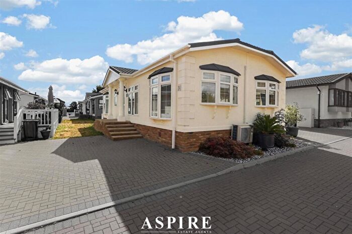 2 Bedroom Park Home For Sale In Kingsmans Farm Road, Hullbridge, Hockley, SS5