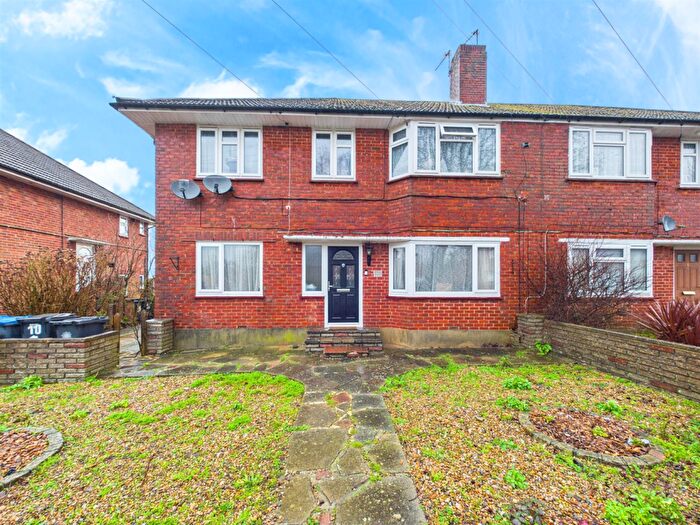 2 Bedroom Maisonette For Sale In Redstart Close, New Addington, Croydon, CR0