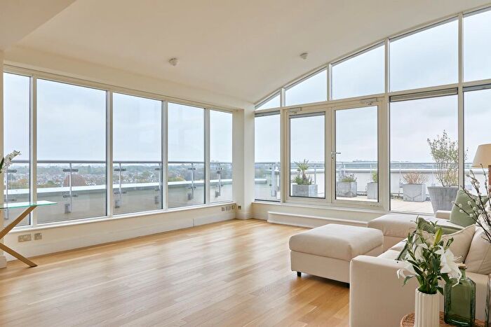 2 Bedroom Flat To Rent In Mortlake High Street, Mortlake, SW14