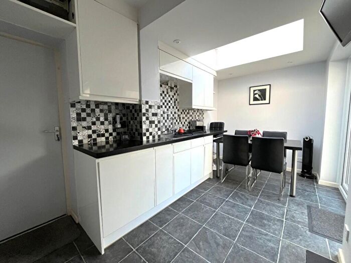 4 Bedroom Detached House For Sale In Valley Road, Harmans Cross, BH20 - Photo 7