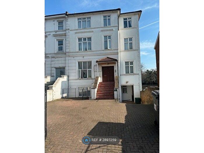 Studio To Rent In Station Road, London, N11