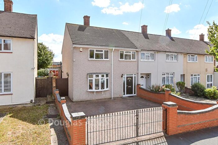 3 Bedroom End Of Terrace House For Sale In Cricklade Avenue, Romford, Essex, RM3
