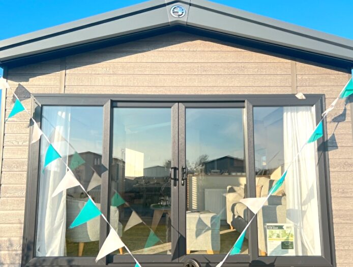 2 Bedroom Mobile/park Home For Sale In Coast Road, Berrow, Burnham-On-Sea, TA8