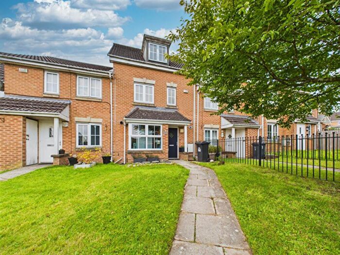 4 Bedroom Town House For Sale In , Keighley Road, Illingworth, Halifax, HX2