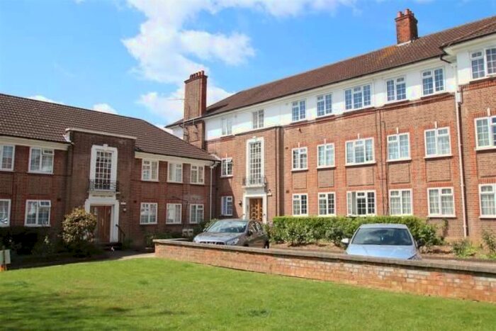 3 Bedroom Flat To Rent In Arnos Grove Court, London, N11